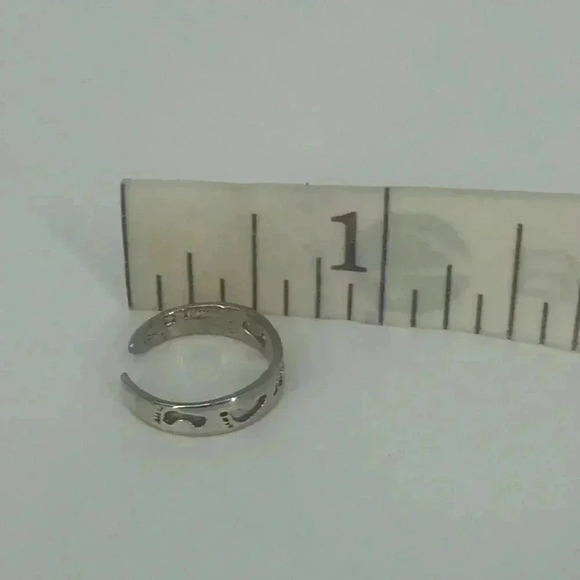 925 STAMPED STERLING SILVER FOOT PRINTS BEACH INSPIRED TOE RING SIZE XS - Picture 3 of 10